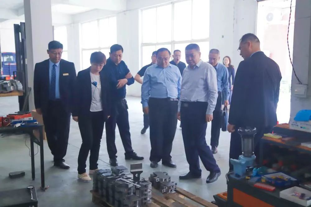 博观约取求成长，学无止境促发展 – 菏泽交通集团党委书记、董事长一行赴临沂华大教育集团考察插图1