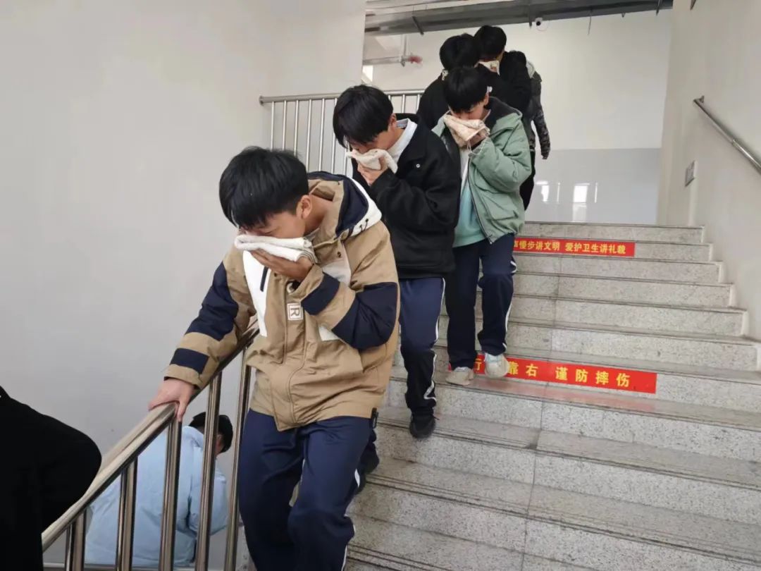 消防演练于“心”,防范未燃于“行” – 菏泽市交通高级技工学校开展消防灭火疏散演练活动插图2 消防演练于“心”,防范未燃于“行” – 菏泽市交通高级技工学校开展消防灭火疏散演练活动插图2