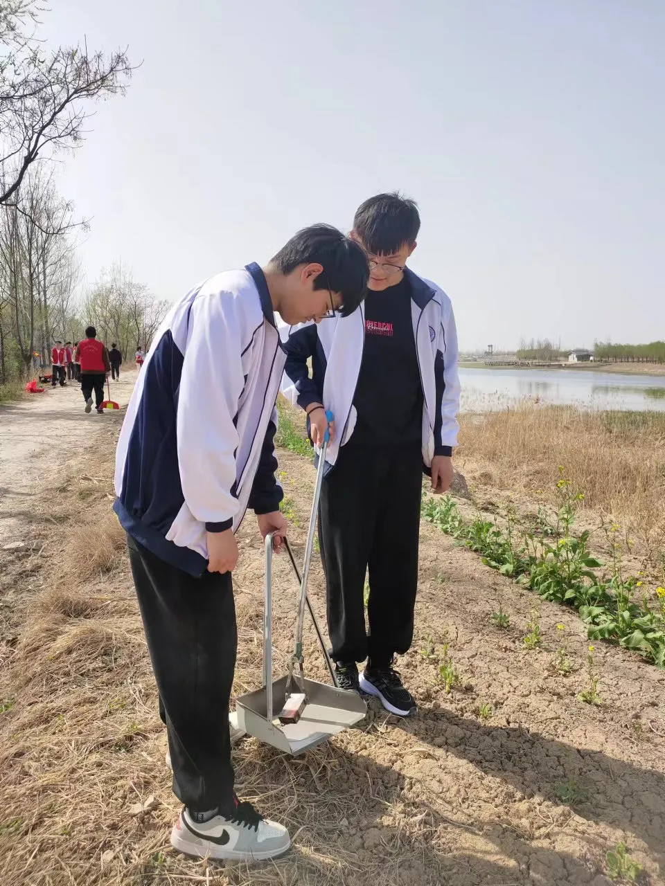 青年志愿者 雷锋传承人 – 菏泽市交通高级技工学校开展“河”我一起 保护母亲河志愿服务活动插图1