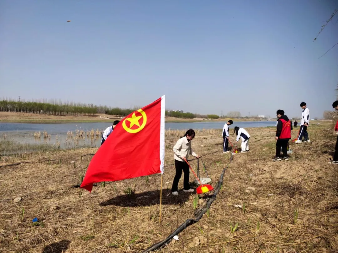 青年志愿者 雷锋传承人 – 菏泽市交通高级技工学校开展“河”我一起 保护母亲河志愿服务活动插图2