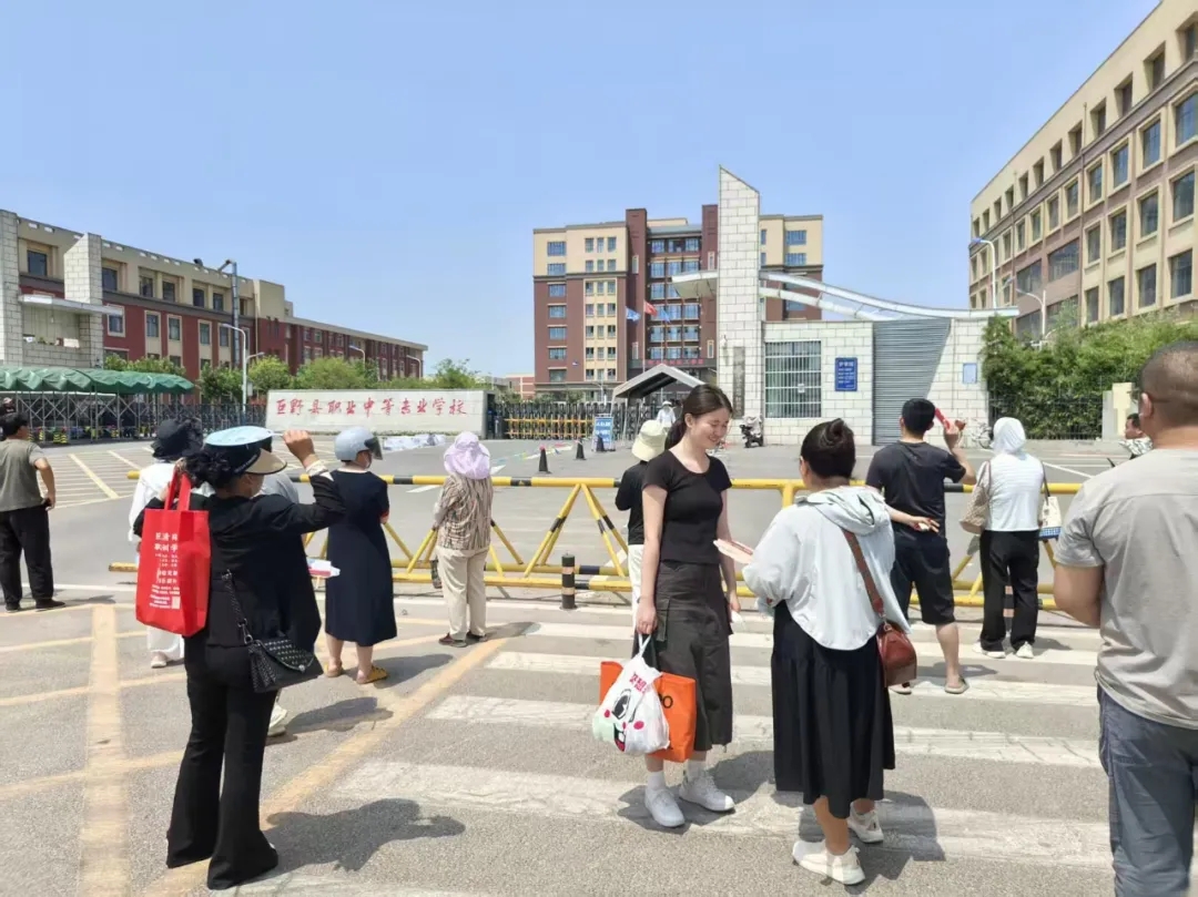 菏泽交通高级技工学校开展“爱心助考,为梦护航”招生宣传服务活动插图 菏泽交通高级技工学校开展“爱心助考,为梦护航”招生宣传服务活动插图