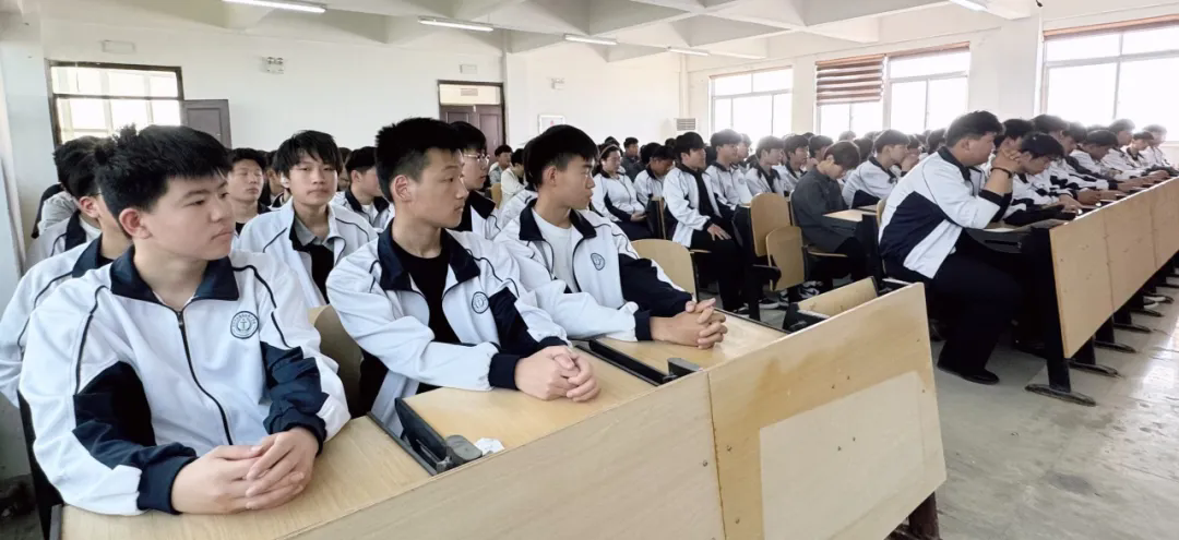 榜样领航逐光行 青春奋进正当时——菏泽市交通高级技工学校隆重举行优秀学生干部及三好学生表扬大会插图1