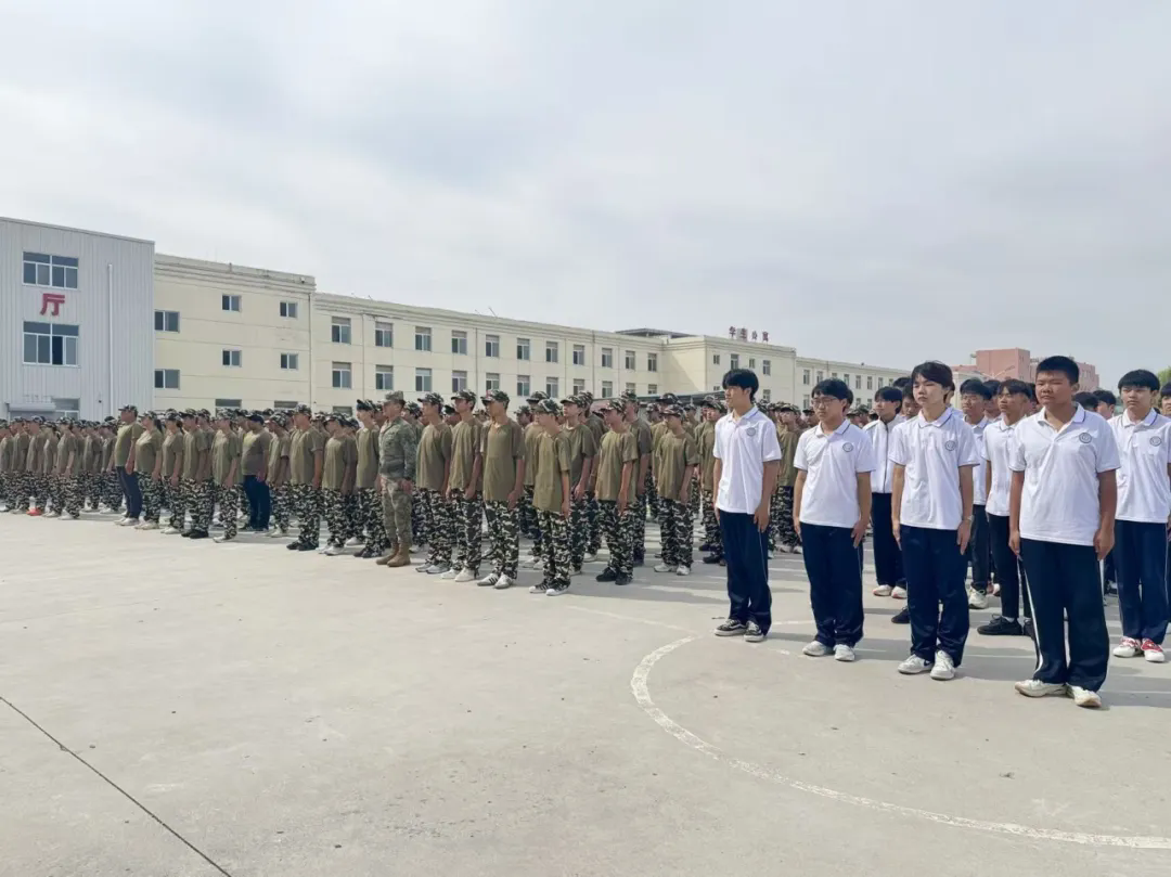 沙场点兵展英姿 淬火砺志启新程——菏泽市交通高级技工学校2026级新生军训汇演圆满举行插图2 沙场点兵展英姿 淬火砺志启新程——菏泽市交通高级技工学校2026级新生军训汇演圆满举行插图2