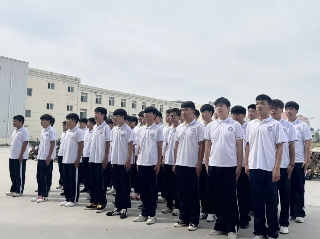沙场点兵展英姿 淬火砺志启新程——菏泽市交通高级技工学校2026级新生军训汇演圆满举行插图3 沙场点兵展英姿 淬火砺志启新程——菏泽市交通高级技工学校2026级新生军训汇演圆满举行插图3